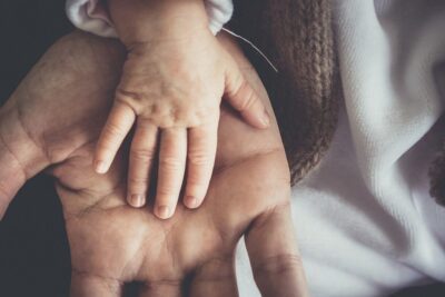Es posible cobrar baja por paternidad sin trabajar
