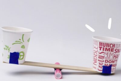 Cómo hacer una balanza casera con material reciclado