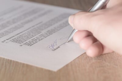 Impacto de contrato de 10 horas en desempleo y empleados