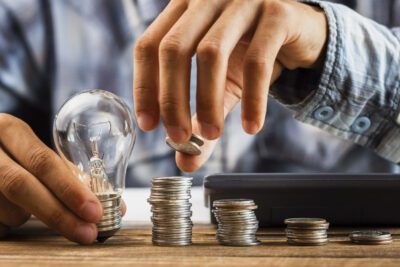 Cuál es la diferencia entre costos variables y costos fijos