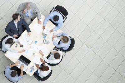 Función y características de la dirección en una empresa