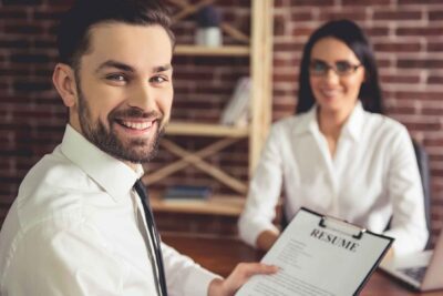 Cómo sentarse correctamente en una entrevista laboral