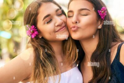 ¿Buscas dibujos de mejores amigas para colorear juntas?